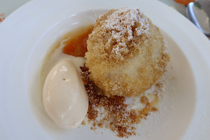 Marillenknödel mit Vanilleeis im August 2021 als Dessert beim 4 Gänge Menü für #daheimgebliebene (©Foto: Martin Schmitz)